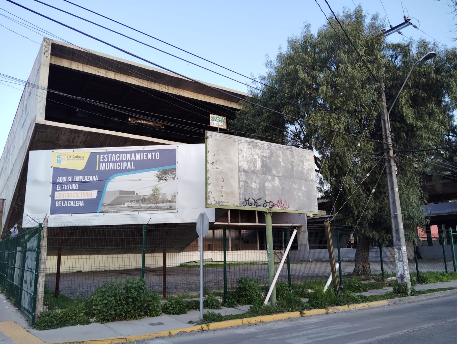 Centro Cultural La Calera se utiliza como estacionamiento durante la semana y los domingos se mantiene cerrado con un candado.